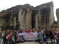 Foto bersama komunitas dtraveler di tebing Breksi Foto bersama komunitas dtraveler di tebing Breksi