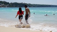 Pantai ini dikenal pula sebagai pantai tempatnya berbulan madu. Pantai ini dikenal pula sebagai pantai tempatnya berbulan madu.