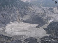 Salah satu kawah yang ada di tangkuban perahu Salah satu kawah yang ada di tangkuban perahu