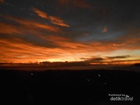 Langit jingga yang memesona Langit jingga yang memesona