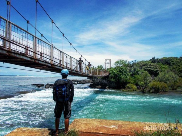 Aneh tapi nyata, di Muara Cilauteureun di Santolo, Garut, wisatawan bisa melihat fenomena air laut mengalir masuk ke daratan. Ini karena muaranya lebih rendah dari laut dan terhalang karang alami. Luar biasa ya! Aneh tapi nyata, di Muara Cilauteureun di Santolo, Garut, wisatawan bisa melihat fenomena air laut mengalir masuk ke daratan. Ini karena muaranya lebih rendah dari laut dan terhalang karang alami. Luar biasa ya!