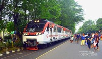 Warga menyaksikan kereta api melintas Jalan Slamet Riyadi Warga menyaksikan kereta api melintas Jalan Slamet Riyadi