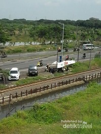 Jalan raya dan rel kereta di Porong yang terkena dampak Jalan raya dan rel kereta di Porong yang terkena dampak
