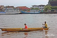 Salah satu aktivitas warga yang sedang menyebrangi sungai dengan perahu kecil, atau warga setempat menyebutnya dengan nama sampan Salah satu aktivitas warga yang sedang menyebrangi sungai dengan perahu kecil, atau warga setempat menyebutnya dengan nama sampan
