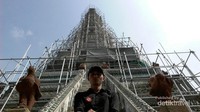 Selfie dulu dengan puncak Wat Arun yang menjulang, sebelum belanja oleh-oleh di pasar oleh-oleh Wat Arun Selfie dulu dengan puncak Wat Arun yang menjulang, sebelum belanja oleh-oleh di pasar oleh-oleh Wat Arun