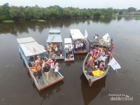 Foto udara rombongan komunitas XRC di atas pompong Foto udara rombongan komunitas XRC di atas pompong