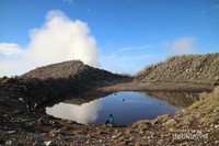 Danau kecil di Puncak Sindoro, jernih dan menenangkan Danau kecil di Puncak Sindoro, jernih dan menenangkan