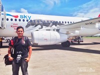Menggunakan pesawat Sky Aviation saya mendarat di Bandara Frans Seda Maumere.). Dari Maumere kami melanjutkan perjalanan ke kota Ende.Butuh waktu 5 jam untuk sampai di kota tempat pembuangan Bung Karno ini. Dari Ende perjalanan kami lanjutkan menuju Desa Pemo. Jika kami hitung, kota Ende ke Kelimutu sekitar 50 Km. Tidak terlalu jauh, tetapi perjalanan menjadi tidak mudah karena jalanan sempit Menggunakan pesawat Sky Aviation saya mendarat di Bandara Frans Seda Maumere.). Dari Maumere kami melanjutkan perjalanan ke kota Ende.Butuh waktu 5 jam untuk sampai di kota tempat pembuangan Bung Karno ini. Dari Ende perjalanan kami lanjutkan menuju Desa Pemo. Jika kami hitung, kota Ende ke Kelimutu sekitar 50 Km. Tidak terlalu jauh, tetapi perjalanan menjadi tidak mudah karena jalanan sempit