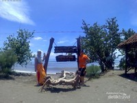 Berpose di Pantai Bangsring sebelum ke rumah apung Berpose di Pantai Bangsring sebelum ke rumah apung