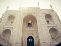 Cantiknya Masjid Ramlie Musof yang berwarna putih dengan nuansa Taj Mahal Cantiknya Masjid Ramlie Musof yang berwarna putih dengan nuansa Taj Mahal