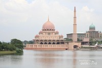 Putrajaya sendiri merupakan kawasan di ibukota Kuala Lumpur yang memang tidak asing bagi para traveler. Mari kita lihat, Masjid Pink misalnya, masjid di kawasan Putrajaya ini menjadi ikon yang unik karena selain di dominasi warna pink, masjid ini juga dilengkapi dengan kubah yang berisikan lukisan dan kaligrafi yang indah Putrajaya sendiri merupakan kawasan di ibukota Kuala Lumpur yang memang tidak asing bagi para traveler. Mari kita lihat, Masjid Pink misalnya, masjid di kawasan Putrajaya ini menjadi ikon yang unik karena selain di dominasi warna pink, masjid ini juga dilengkapi dengan kubah yang berisikan lukisan dan kaligrafi yang indah