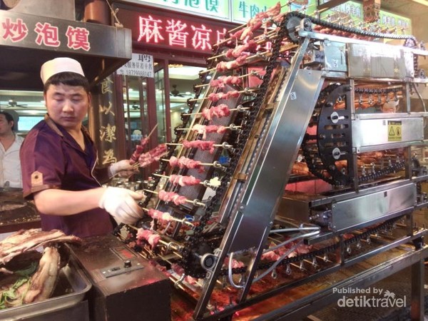 Di Xian, China, ada muslim street yang menjual makanan halal. Salah satunya sate khas Xian yang dipangggang dengan mesin otomatis. Di Xian, China, ada muslim street yang menjual makanan halal. Salah satunya sate khas Xian yang dipangggang dengan mesin otomatis.