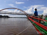 Wisata susur sungai dengan pemandangan Jembatan Kahayan Wisata susur sungai dengan pemandangan Jembatan Kahayan