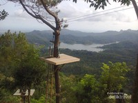 Tempat memandangi panorama alam dari ketinggian Tempat memandangi panorama alam dari ketinggian