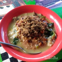 Namanya Bubur Ledok, berisikan bubur bercampur jangun dan bayam, di taburi kacang kedele, abon ikan tongkol di atasnya dan sdikit sambel. khas dan cuma ada di nusa penida Namanya Bubur Ledok, berisikan bubur bercampur jangun dan bayam, di taburi kacang kedele, abon ikan tongkol di atasnya dan sdikit sambel. khas dan cuma ada di nusa penida