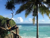 Pemandangan dari atas tebing pantai Watubela ini juga sangat cantik Pemandangan dari atas tebing pantai Watubela ini juga sangat cantik