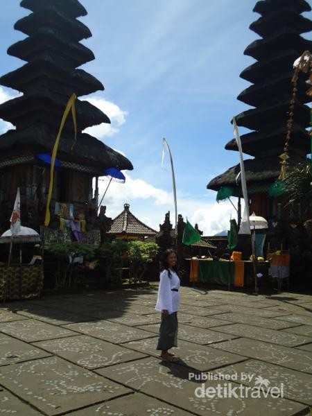 Pura Besakih benar-benar memiliki daya spiritual yang luar biasa. Merupakan kawasan suci dan disucikan. Dilihat dari jenis bebatuan, Pura ini diperkirakan sudah ada sejak ribuan tahun. Setiap pura memiliki ketinggian atap yang berbeda-beda yang disebut Meru serta memiliki makna yang berbeda juga. Diyakini bahwa Dewa tertentu turun di Meru dengan tingkatan tertentu Pura Besakih benar-benar memiliki daya spiritual yang luar biasa. Merupakan kawasan suci dan disucikan. Dilihat dari jenis bebatuan, Pura ini diperkirakan sudah ada sejak ribuan tahun. Setiap pura memiliki ketinggian atap yang berbeda-beda yang disebut Meru serta memiliki makna yang berbeda juga. Diyakini bahwa Dewa tertentu turun di Meru dengan tingkatan tertentu