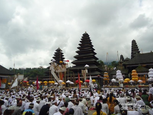 Batara Turun Kabeh artinya semua Dewa manifestasi Tuhan turun dan bersatu untuk memberikan anugerah bagi umatnya yang berbakti kepada Tuhan. Pada upacara itu simbol-simbol sakral utama yang ada di komplek Pura Besakih diusung diistanakan di balai Pesamuan Agung. Menggambarkan bahwa semua Dewa berkumpul di balai untuk memberikan anugerah bagi umatnya sesuai kadar karma dan baktinya Batara Turun Kabeh artinya semua Dewa manifestasi Tuhan turun dan bersatu untuk memberikan anugerah bagi umatnya yang berbakti kepada Tuhan. Pada upacara itu simbol-simbol sakral utama yang ada di komplek Pura Besakih diusung diistanakan di balai Pesamuan Agung. Menggambarkan bahwa semua Dewa berkumpul di balai untuk memberikan anugerah bagi umatnya sesuai kadar karma dan baktinya