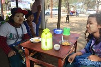 Penduduk setempat memakai Thanaka di wajah mereka Penduduk setempat memakai Thanaka di wajah mereka