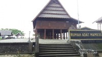 Di kawasan pantai juga ada Rumah Adat Mamuju, kurang lebih hanya 500 meter saja Di kawasan pantai juga ada Rumah Adat Mamuju, kurang lebih hanya 500 meter saja
