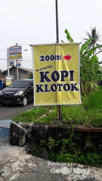 Warung yang berada di Jalan Kaliurang Km 16, Pakembinangun, Kabupaten Sleman, dapat dengan mudah kita temukan dengan adanya tanda berwarna kuning ini. Walaupun masuk sekitar 200 meter, tempat ini sudah terkenal dan menjadi tujuan pengunjung yang ingin menikmati makanan dengan nuansa pedesaan yang alami Warung yang berada di Jalan Kaliurang Km 16, Pakembinangun, Kabupaten Sleman, dapat dengan mudah kita temukan dengan adanya tanda berwarna kuning ini. Walaupun masuk sekitar 200 meter, tempat ini sudah terkenal dan menjadi tujuan pengunjung yang ingin menikmati makanan dengan nuansa pedesaan yang alami