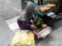 Salah satu penjual pecel semanggi di Taman Bungkul Salah satu penjual pecel semanggi di Taman Bungkul