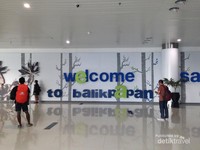 Sesaat setelah mendarat kita akan di sambut sudut dinding yang sayang jika dilewatkan untuk berfoto sejenak Sesaat setelah mendarat kita akan di sambut sudut dinding yang sayang jika dilewatkan untuk berfoto sejenak