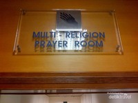 Papan nama multi-religion prayer room di Bandara Changi, Singapura Papan nama multi-religion prayer room di Bandara Changi, Singapura