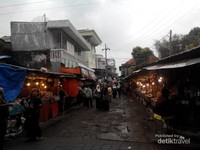 Memasuki kawasan masjid sunan ampel, kita akan melewati lorong panjang yang kanan dan kirinya penuh pedagang yang menjajakan aneka kebutuhan Memasuki kawasan masjid sunan ampel, kita akan melewati lorong panjang yang kanan dan kirinya penuh pedagang yang menjajakan aneka kebutuhan