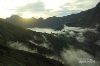 Danau segara anak dari kejauhan dengan dengan background sunset yang melambai Di ujung waktu Danau segara anak dari kejauhan dengan dengan background sunset yang melambai Di ujung waktu