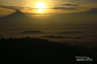 Merapi berdiri tegap seakan sejajar mengawal sang fajar Merapi berdiri tegap seakan sejajar mengawal sang fajar