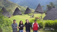 Berfoto dulu sebelum meninggalkan Desa Wae Rebo Berfoto dulu sebelum meninggalkan Desa Wae Rebo