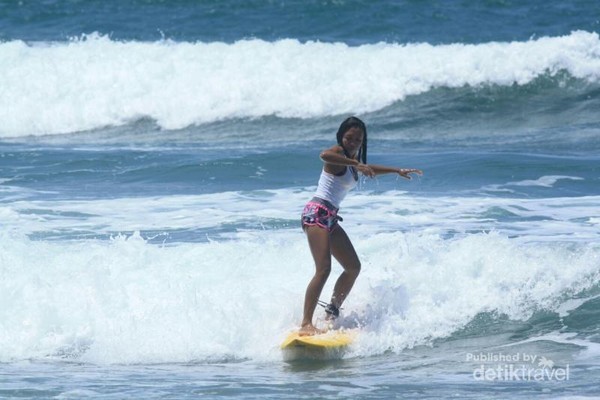 Hasil gambar untuk Pantai Seminyak surfing