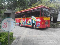 Bus Surabaya Heritage Track dengan warna merah yang dominan Bus Surabaya Heritage Track dengan warna merah yang dominan