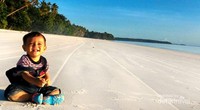 Pasir Pantai Ngurbloat yang putih dan bersih cocok untuk bermain dengan keluarga Pasir Pantai Ngurbloat yang putih dan bersih cocok untuk bermain dengan keluarga