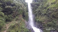 Air terjun Murukeba mengalir dari tebing setinggi 100 meter dengan tanaman air yang lebat dan hijau,indah sekali. Air terjun Murukeba mengalir dari tebing setinggi 100 meter dengan tanaman air yang lebat dan hijau,indah sekali.