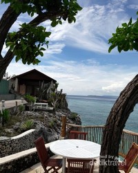 Memandang gradasi air laut Bira yang terlihat biru kehijauan Memandang gradasi air laut Bira yang terlihat biru kehijauan