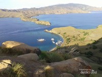 Pemandangan dari puncak Gili Laba Pemandangan dari puncak Gili Laba