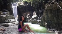 Duduk santai sambil menikmati pemandangan air terjun memberikan kedamaian tersendiri Duduk santai sambil menikmati pemandangan air terjun memberikan kedamaian tersendiri