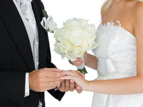 Pengantin Pria Bayar 200 Orang untuk Pura-pura Jadi Tamu Pernikahannya Pengantin Pria Bayar 200 Orang untuk Pura-pura Jadi Tamu Pernikahannya