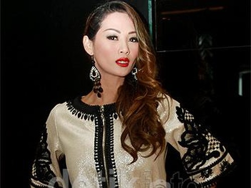 Indah Kalalo Datang ke NYFW untuk Dukung Fashion Show Anniesa Hasibuan Indah Kalalo Datang ke NYFW untuk Dukung Fashion Show Anniesa Hasibuan