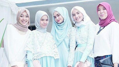 Foto: Inspirasi Baju Bridesmaid untuk Hijabers dari 