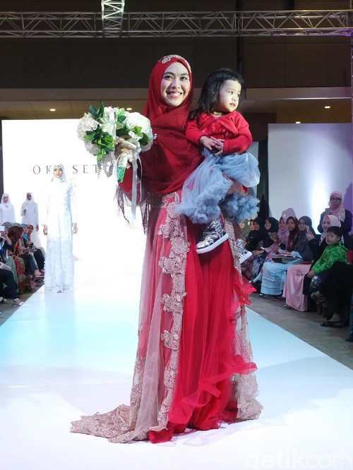 Oki Setiana Dewi Pamerkan Gaun Pengantin Syari di International Islamic Fair Oki Setiana Dewi Pamerkan Gaun Pengantin Syari di International Islamic Fair