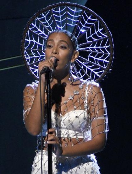 Solange Tampil dengan Rambut Jaring Laba-laba Berhiaskan 2 Ribu Swarovski Solange Tampil dengan Rambut Jaring Laba-laba Berhiaskan 2 Ribu Swarovski
