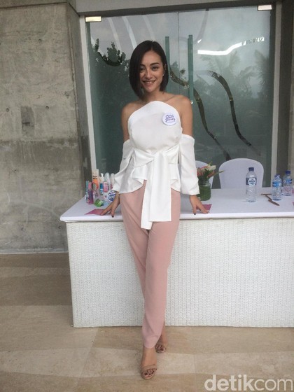 Cara Lolita Agustine Tetap Tampil Cantik Saat Traveling Cara Lolita Agustine Tetap Tampil Cantik Saat Traveling