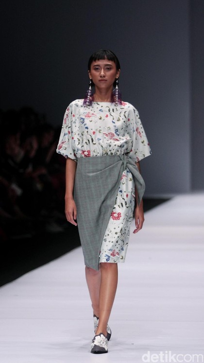 Foto: Koleksi Toton Januar di Jakarta Fashion Week 2017