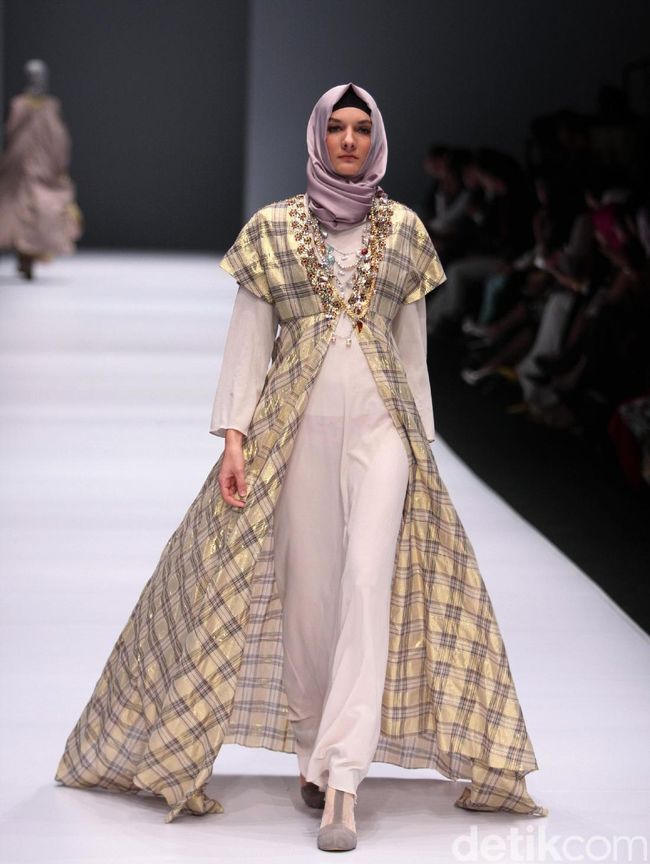 Foto: Koleksi Anniesa Hasibuan di Jakarta Fashion Week 2017