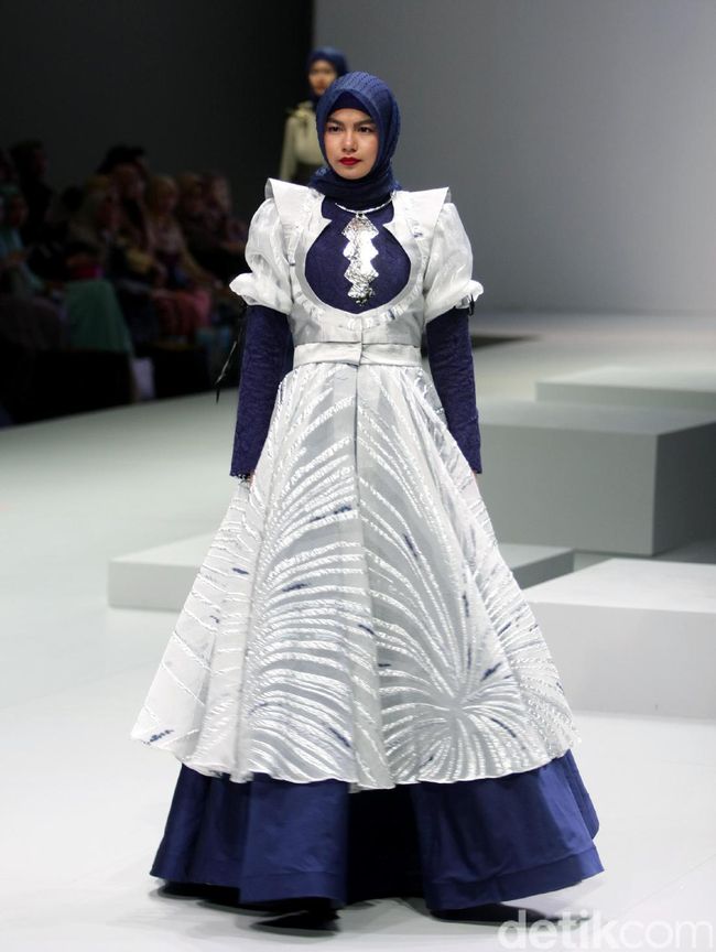 Foto: Koleksi Ria Baraba di Indonesia Fashion Week 2017