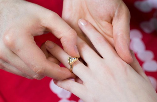 Ini Alasan Wanita Dipakaikan Cincin Berlian Saat Bertunangan Ini Alasan Wanita Dipakaikan Cincin Berlian Saat Bertunangan