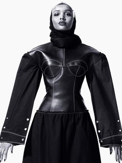 Kanye West Pakai Model Berhijab di Fashion Show Yeezy Kanye West Pakai Model Berhijab di Fashion Show Yeezy